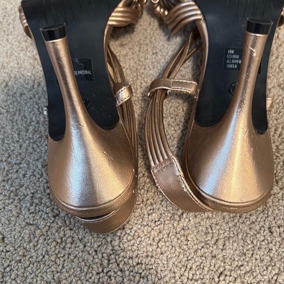 Worthington Gold Heels with Elegant Criss-Cross Straps - Picture 4 of 5